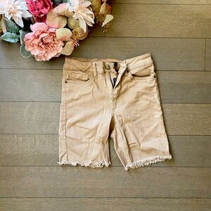 Women’s Khaki Short 5/6